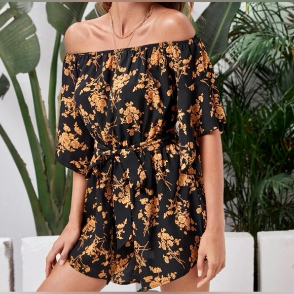 Off the shoulder bell sleeve romper - Picture 4 of 9